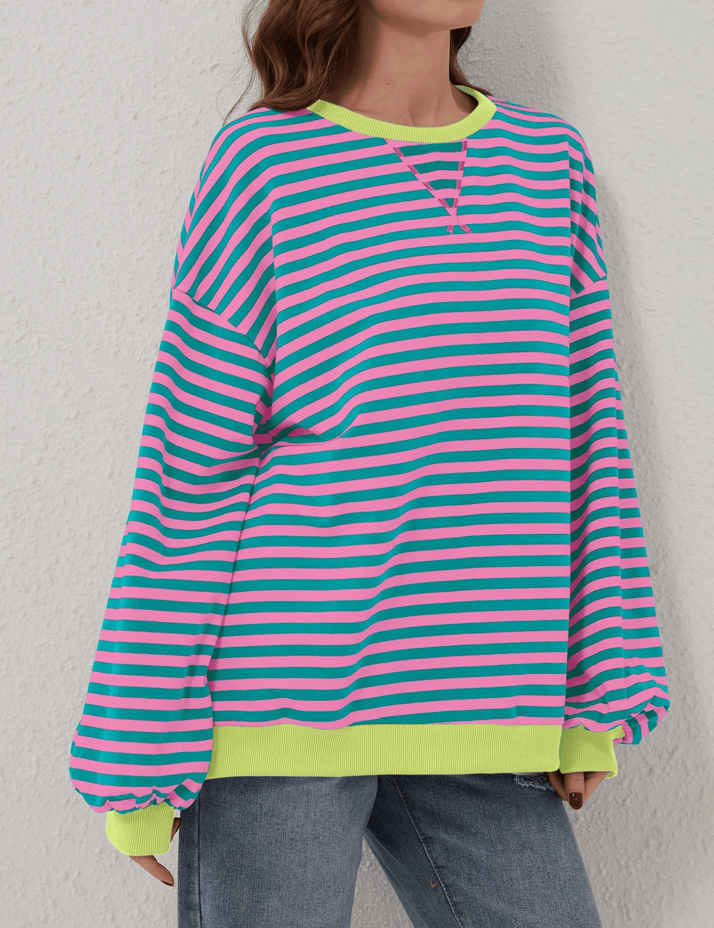 RANDIG LÅNGÄRMAD PULLOVER I OVERSIZED-MODELL FÖR KVINNOR