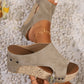 Sandalias de cuña para mujer con detalles tachonados