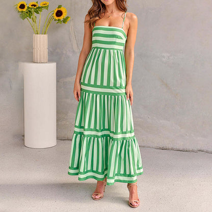 Vestido largo a rayas con bloques de color y tirantes finos.