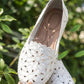Mocasines Bajos de Mujer con Perforaciones y Motivo Floral