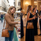 El beso de las mujeres bloquea la bolsa cruzada del cuerpo con la manija superior