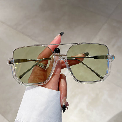 Gafas de sol modernas, ligeras y con lentes tintadas.
