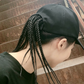 Gorra de béisbol con trenzas integradas