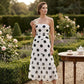 Elegante vestido de tirantes de lunares y escaleras