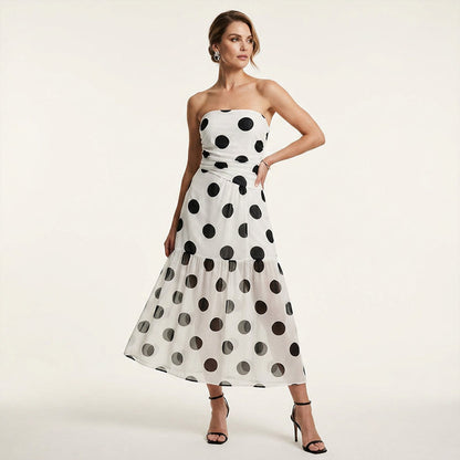 Elegante vestido de tirantes de lunares y escaleras