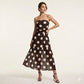 Elegante vestido de tirantes de lunares y escaleras