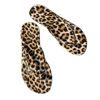 Chanclas con estampado de leopardo y charm de corazón