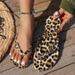 Chanclas con estampado de leopardo y charm de corazón