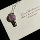 Elegante collar con colgante en forma de barra de color morado