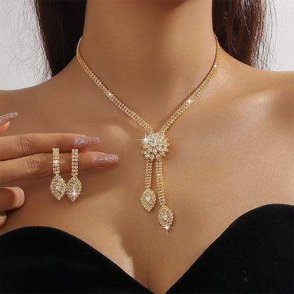 📢📢 ¡50% DE DESCUENTO! ⏰ Conjunto de collar y pendientes de flor de circonita para mujer
